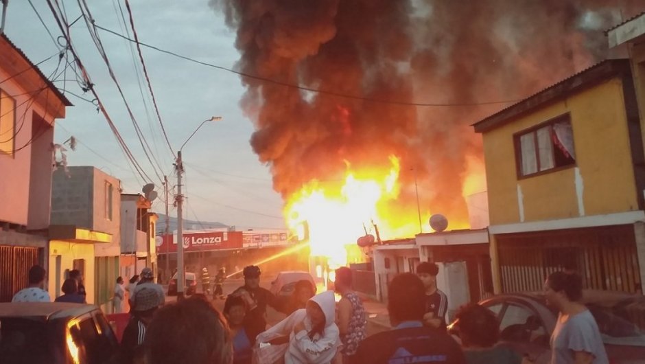 La vivienda quedó completamente calcinada. (Foto: @sota_carlos)