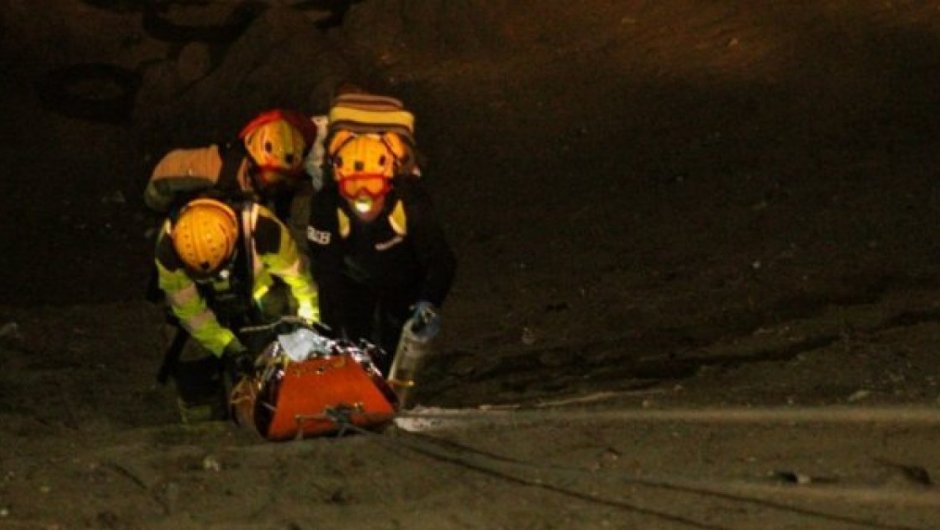 Bomberos rescataron al hombre con cuerdas. (Foto: Cooperativa)