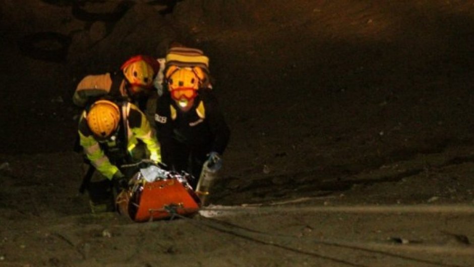 Bomberos rescataron al hombre con cuerdas. (Foto: Cooperativa) 